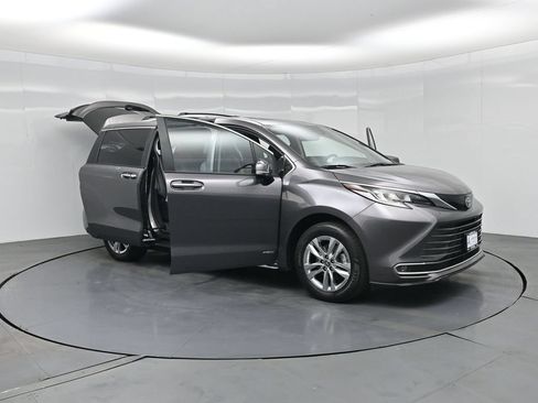 Used 2021 Toyota Sienna Limited FWD image 37
