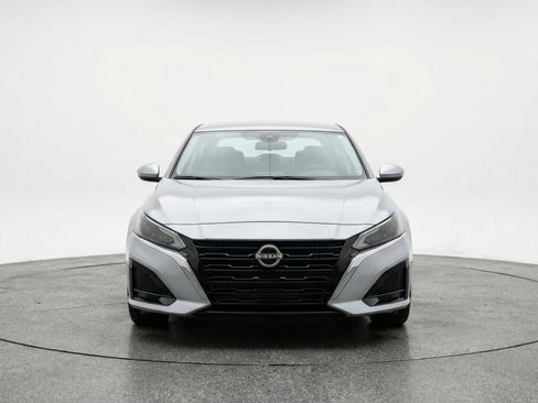 Used 2025 Nissan Altima 2.5 SV FWD image 2