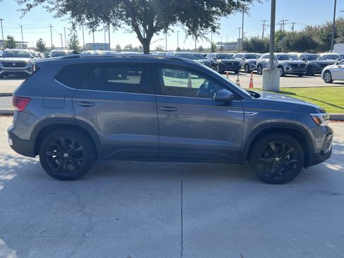 Certified 2022 Volkswagen Taos SE w/ IQ.Drive SE Package image 11