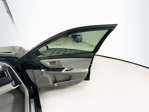 Used 2016 Toyota Camry XLE w/ Moonroof Package image 32