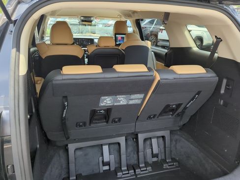 Used 2022 Kia Carnival LX FWD image 25