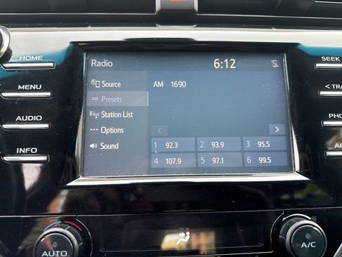 Used 2018 Toyota Camry SE FWD image 12