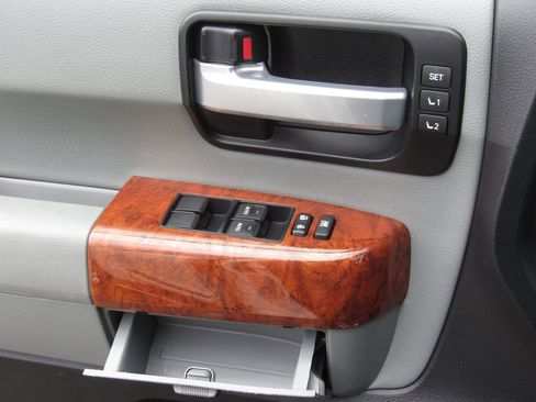 Used 2018 Toyota Sequoia Platinum AWD/4WD image 45