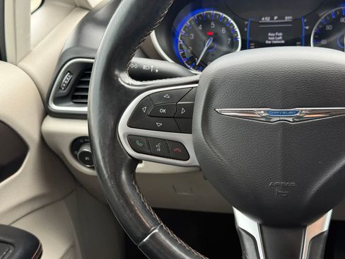 Used 2017 Chrysler Pacifica Touring-L FWD image 10