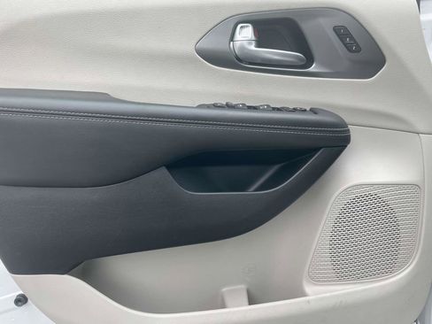 Used 2024 Chrysler Pacifica Touring-L image 26