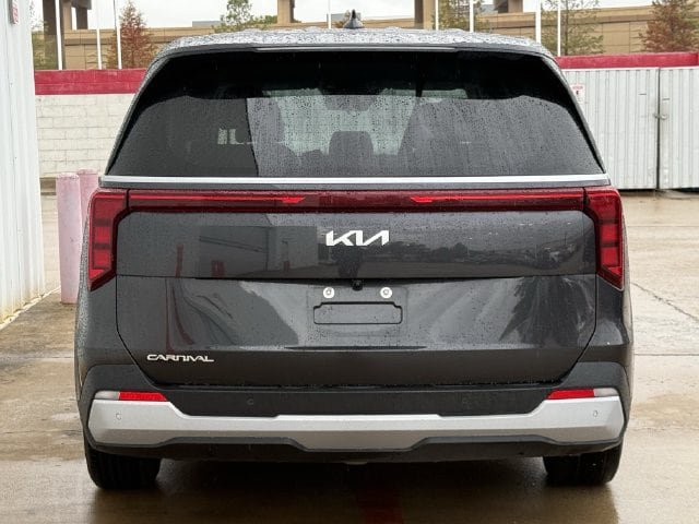 Used 2025 Kia Carnival FWD image 5