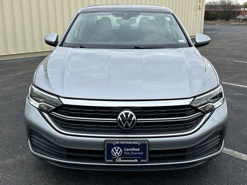 Used 2023 Volkswagen Jetta SE w/ Panoramic Sunroof Package image 2