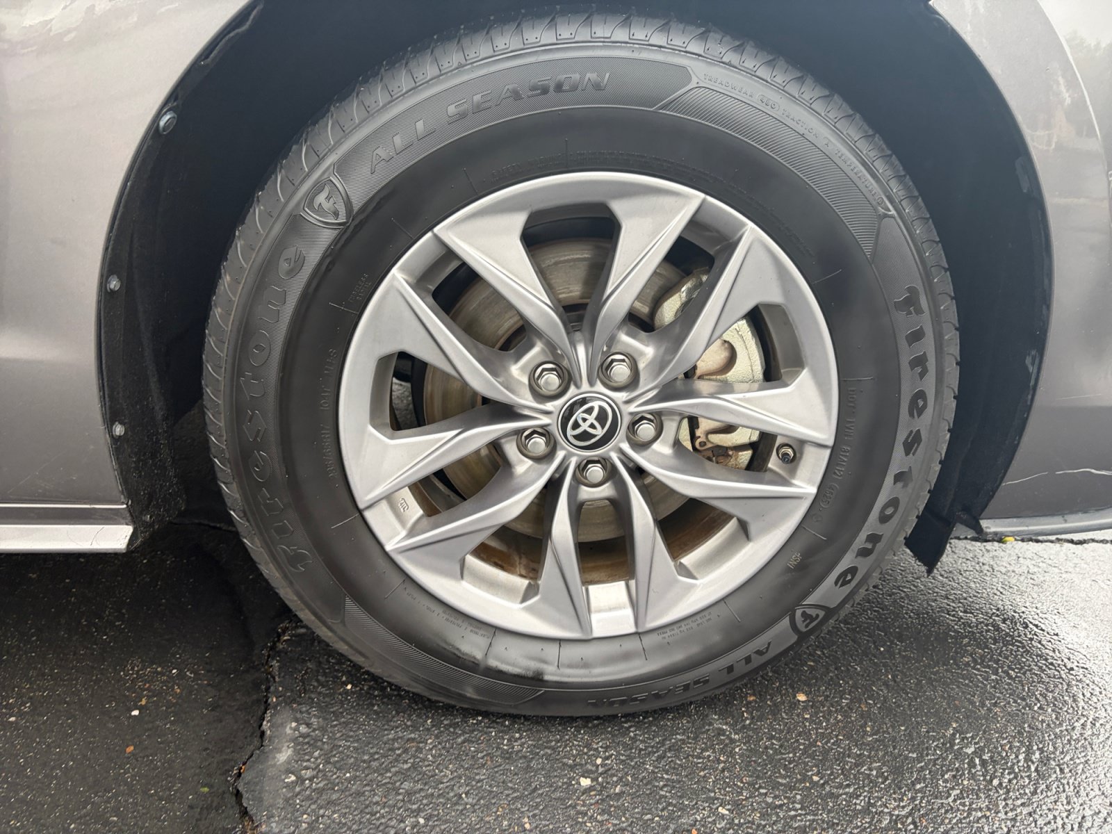 Used 2024 Toyota Sienna XLE FWD image 29
