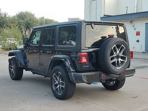 Used 2024 Jeep Wrangler Unlimited w/ Convenience Group AWD/4WD image 5