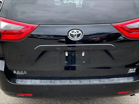 Used 2020 Toyota Sienna XLE w/ XLE Navigation Package image 7