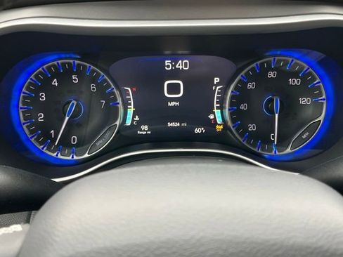 Used 2025 Chrysler Pacifica Select FWD image 11