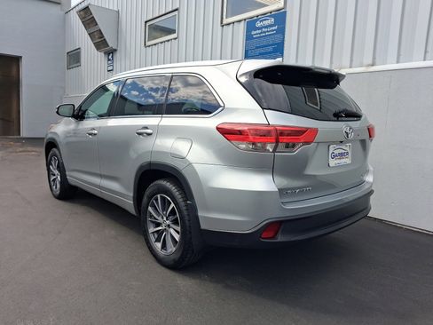 Used 2017 Toyota Highlander XLE w/ Carpet Mat Package AWD/4WD image 3