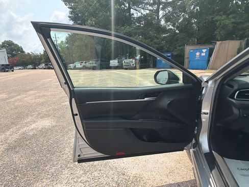 Used 2024 Toyota Camry SE FWD image 19