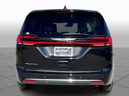 Used 2023 Chrysler Pacifica Touring-L image 5