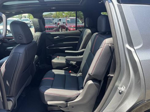 Used 2026 Chevrolet Traverse RS AWD/4WD image 6
