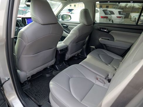Used 2023 Toyota Highlander XLE image 26