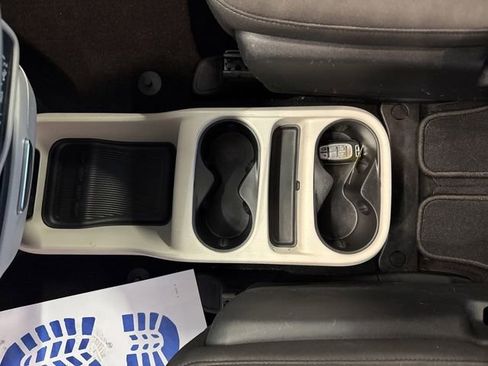 Used 2022 Chrysler Voyager LX image 28