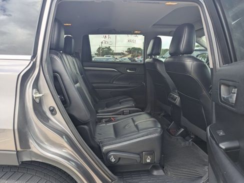 Used 2017 Toyota Highlander SE image 15