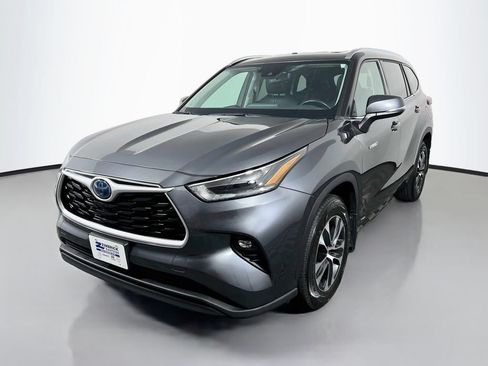 Used 2021 Toyota Highlander XLE AWD/4WD image 3