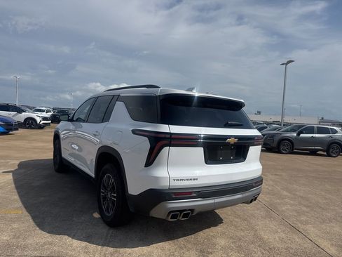 Used 2025 Chevrolet Traverse LT image 16