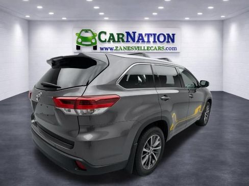 Used 2017 Toyota Highlander XLE w/ Carpet Mat Package AWD/4WD image 4