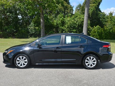 Used 2025 Toyota Corolla LE image 2