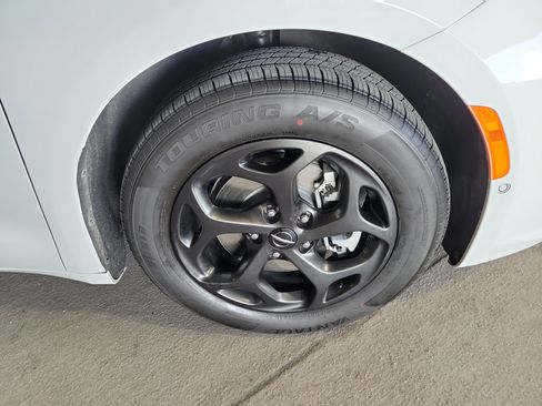 Used 2024 Chrysler Pacifica Limited FWD image 12