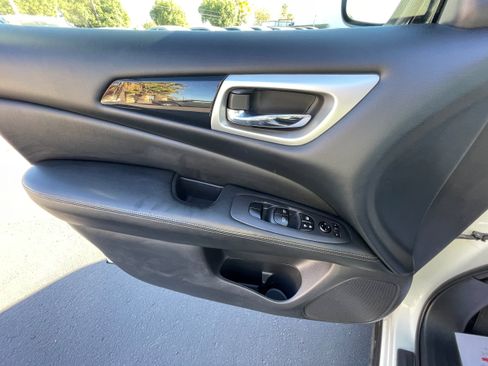 Used 2018 Nissan Pathfinder SV FWD image 14