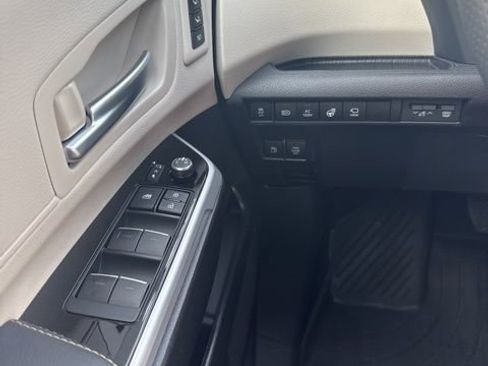 Used 2025 Toyota Sienna Platinum image 27