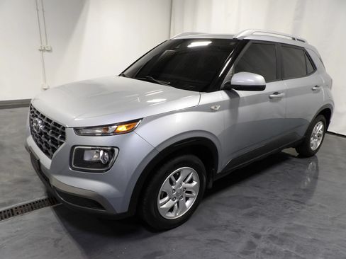Used 2020 Hyundai Venue SEL FWD image 3