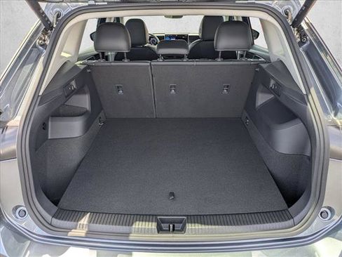 Used 2025 Volkswagen Tiguan SE FWD image 6