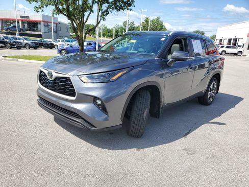 Used 2023 Toyota Highlander XLE AWD/4WD image 2