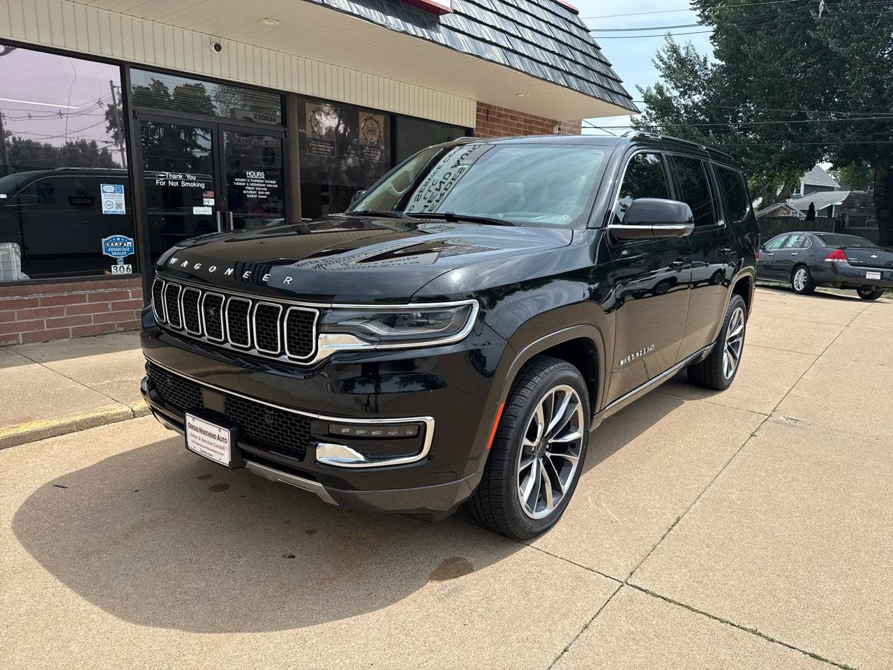 Used 2022 Jeep Wagoneer Series III w/ Premium Group I AWD/4WD image 2