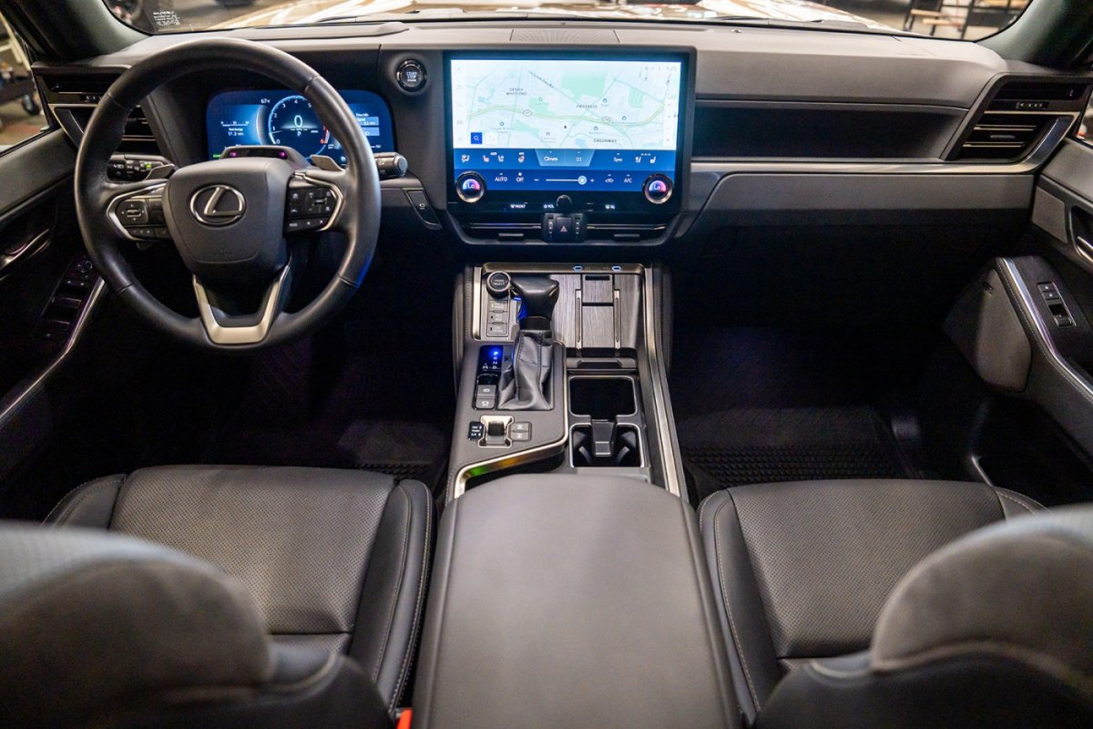 Used 2024 Lexus GX 550 AWD/4WD image 4
