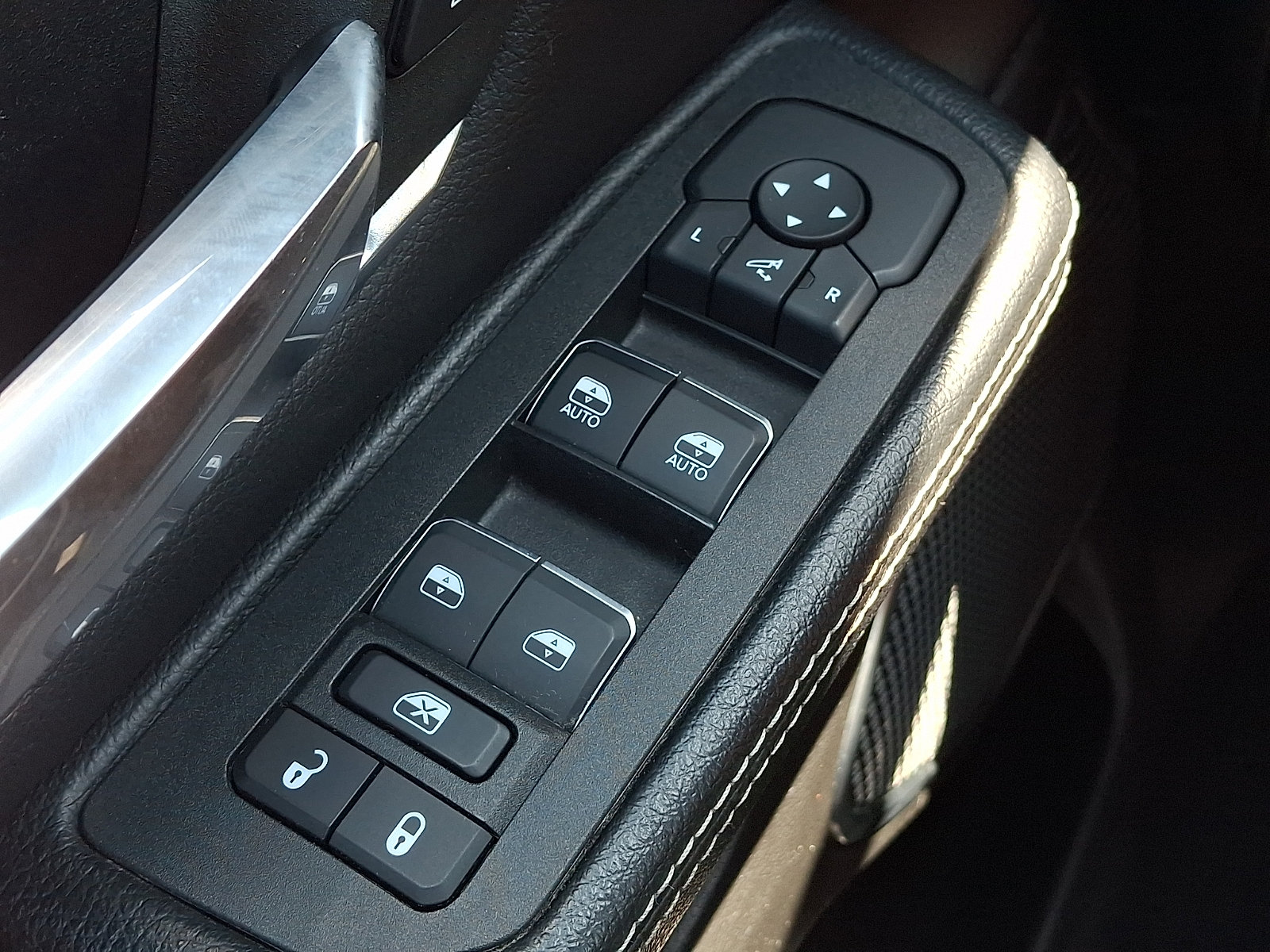 Used 2025 RAM 1500 Laramie AWD/4WD image 25