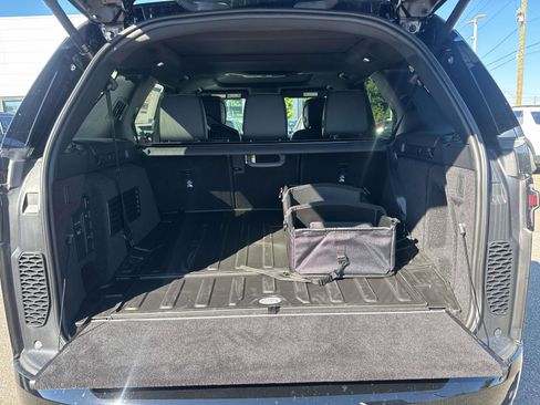 New 2026 Land Rover Discovery Dynamic SE image 7