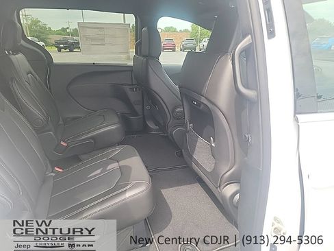 New 2027 Chrysler Pacifica Select FWD image 27