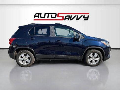 Used 2022 Chevrolet Trax LT w/ LT Convenience Package image 8