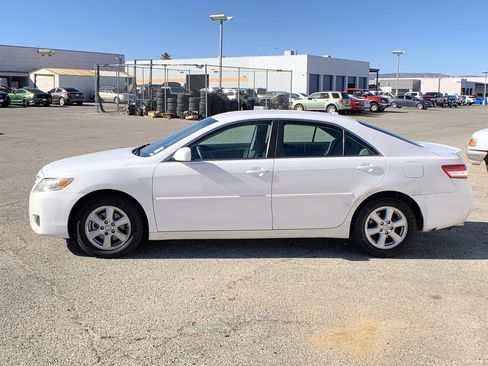 Used 2010 Toyota Camry LE image 5