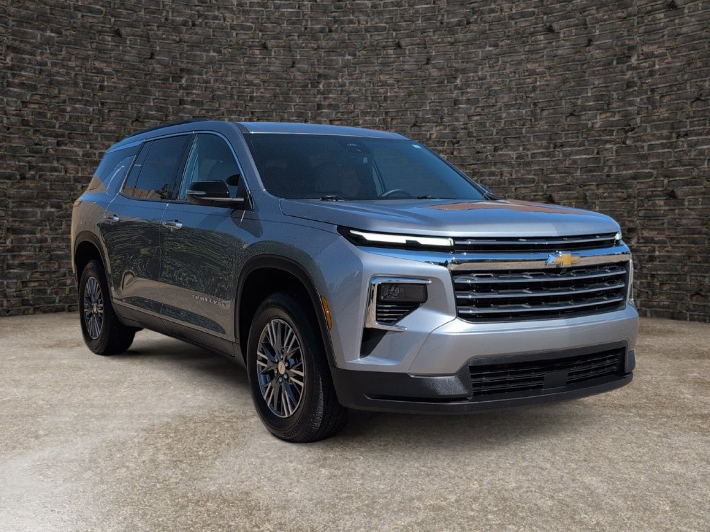 Used 2025 Chevrolet Traverse LT FWD image 2