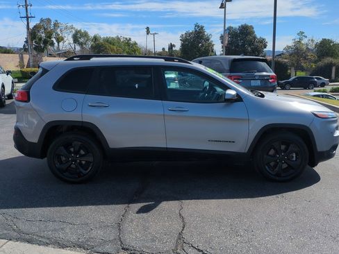 Used 2018 Jeep Cherokee Latitude w/ Altitude Package image 5