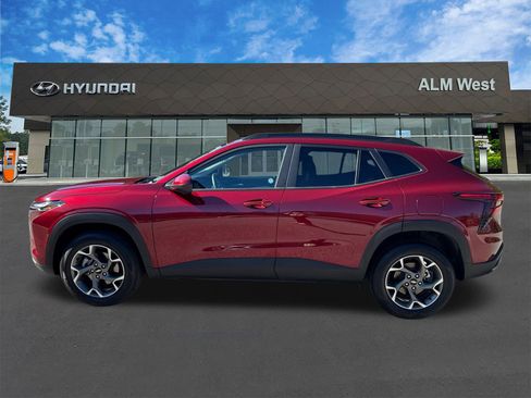 Used 2025 Chevrolet Trax LT w/ LT Convenience Package image 8