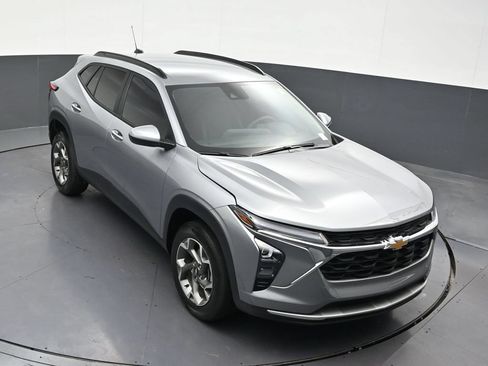 Used 2025 Chevrolet Trax LT FWD image 23