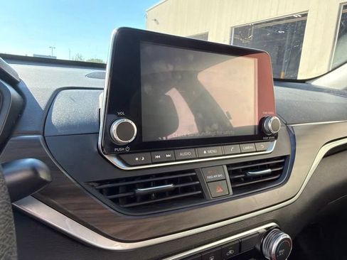 Used 2024 Nissan Altima 2.5 SV FWD image 25