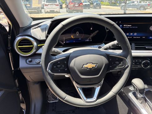 Used 2024 Chevrolet Trax LT w/ LT Convenience Package FWD image 23