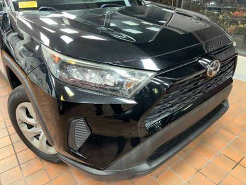 Used 2019 Toyota RAV4 LE image 2