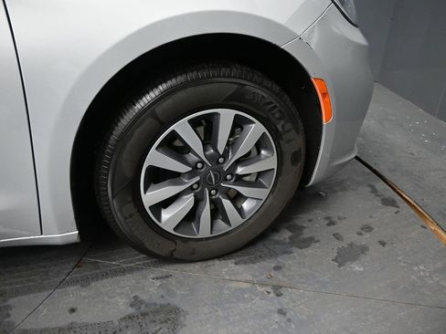 Used 2024 Chrysler Pacifica Select image 18