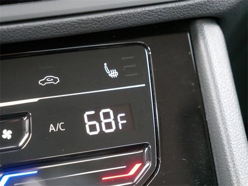 Certified 2025 Volkswagen Jetta SE image 34