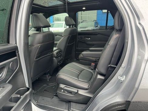 Used 2025 Honda Pilot TrailSport image 10