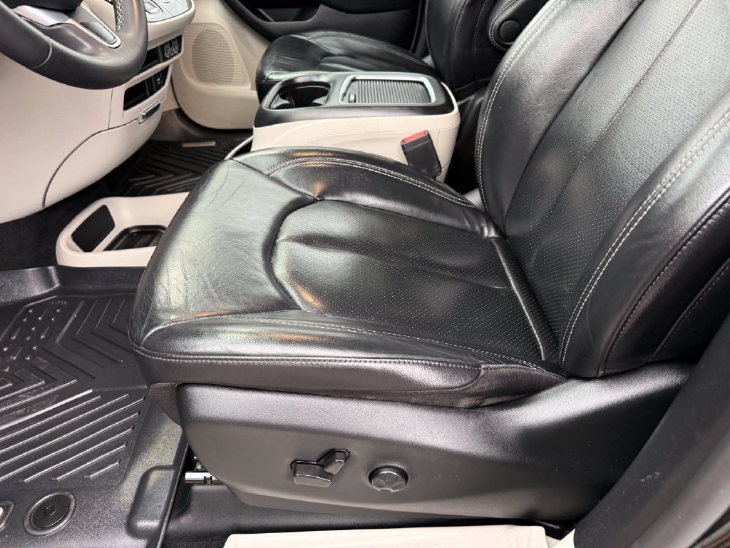 Used 2022 Chrysler Pacifica Touring-L FWD image 30